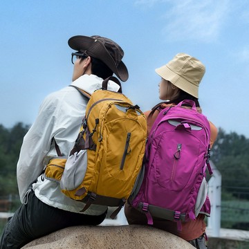 特價💖戶外男女大容量登山背包 旅遊爬山輕便專業 徒步運動旅行簡約雙肩包 旅行背包 雙肩包 登山背包 大背包 背包 OUR