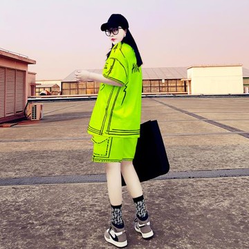 多巴胺穿搭一整套2023新款熒光綠套裝女夏網紅減齡休閑炸街兩件套
