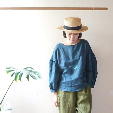 湛藍亞麻澎袖圓弧下擺印花長袖上衣-海浪、山、月