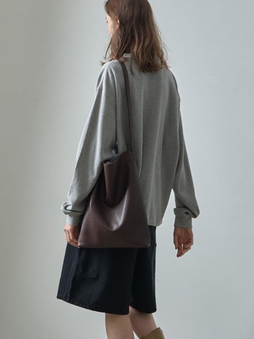 Flat Shoulder Bag [Brown]