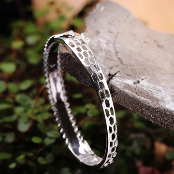 神秘閃耀的 marcasite 戒指，簡約時尚鏤空設計，適合女性。