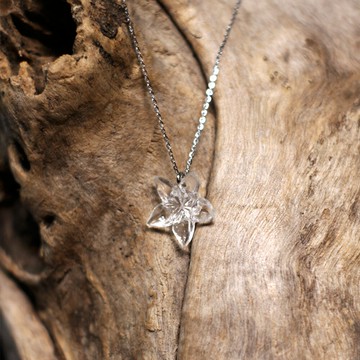 【風羽紀年】經典晶透水晶花項鍊 - (小)