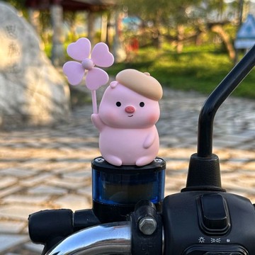 ✨ 壹灣出貨 ✨ 電動車裝飾品電瓶車掛件小黃鴨車載擺件自行摩托車小配件風車小豬