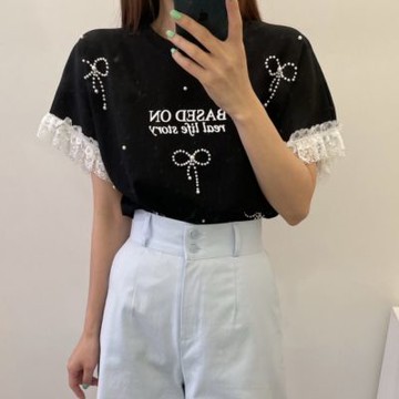 MOCO韓版chic圓領復古蝴蝶結釘珠點綴百搭拼接蕾絲短袖字母T恤