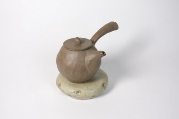 手捏側把茶壺