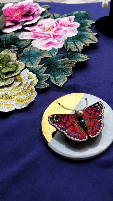 紅黑蝴蝶  刺繡別針夾子 兩用