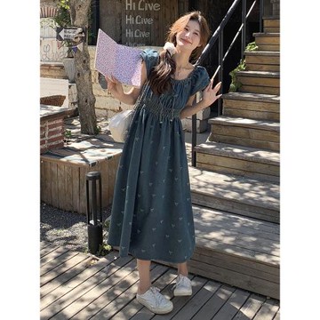超好看小飛袖方領牛仔連衣裙女夏薄款2025新款甜美收腰碎花長裙子