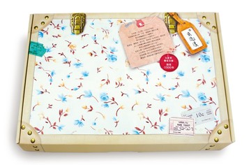 #去流浪【三毛75歲生日紀念限量珍藏版】：內含「我是主角」帆布背包＋「100種情緒」便條紙＋「撒哈拉之心」復刻手稿資料夾＋「流浪的意義」手札＋「一路順風」行李貼