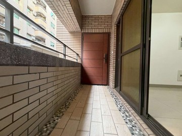 亞洲新灣區｜陽台進出｜正三房B1平車｜高雄市前鎮區光華三路