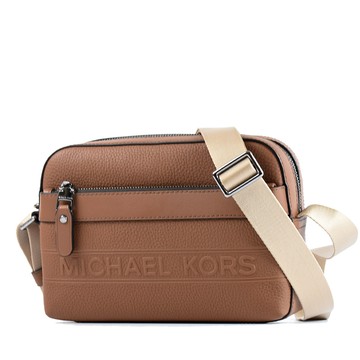 MICHAEL KORS 專櫃男款 HUDSON 浮雕LOGO荔枝紋拉鍊斜背包-焦糖色