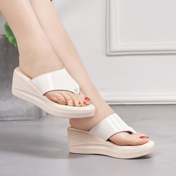 涼拖鞋女夏2026新款外穿真皮人字拖女時尚百搭厚底松糕坡跟沙灘鞋