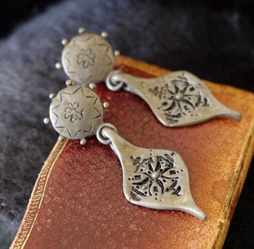 古董黑灰銀色垂墜夾式耳環 C1129