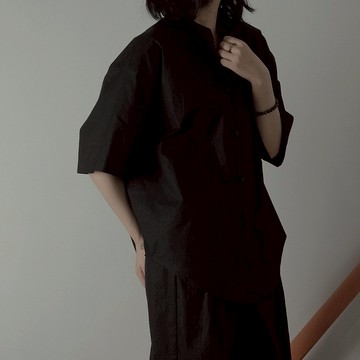 P.YELLOW | 夏季素色極簡圓領通勤短袖襯衣-黑色