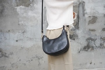 植鞣革半月包 黑 草綠 黃棕