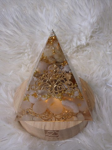 7.6x7.6x8.5cm(桌邊守護款) 柔光・瑪瑙黃水晶奧剛能量金字塔