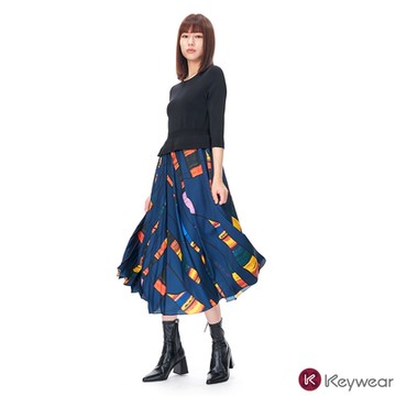 KeyWear奇威名品    印花拼接設計七分袖洋裝-深藍色