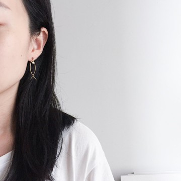 有餘。魚形包金珍珠耳環