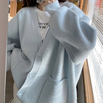 【🍇精選】大碼女裝 大碼外套 奶藍色針織開衫 毛衣外套女 秋鼕季寬鬆高級感 港味洋氣上衣 時尚百搭 顯瘦遮肉 慵懶風