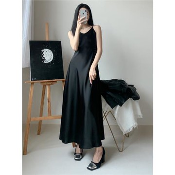 綢緞斜裁剪吊帶裙絲滑流光細肩帶顯瘦大擺A字長款中長黑色連衣裙