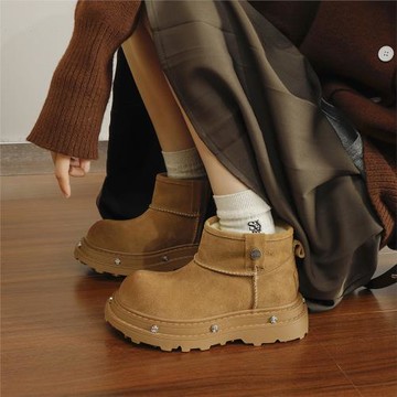 伯爵貓真皮鉚釘小眾雪地靴女25冬季新款厚底加絨保暖東北棉鞋短靴