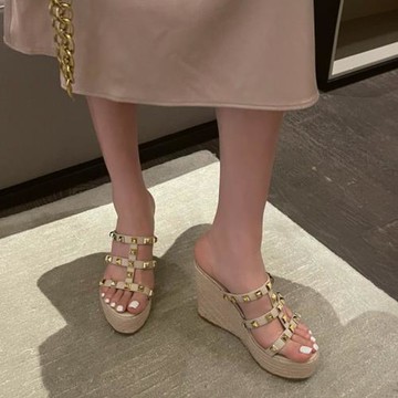 坡跟涼鞋女2023新款松糕底涼拖鞋女夏外穿百搭厚底網紅鉚釘一字拖