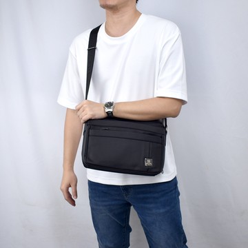 側背包 全黑簡單收納實用包包NZC35