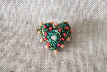 迷你愛心鏡面刺繡胸針 - 綠色・粉色珠飾