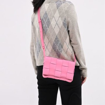 BOTTEGA VENETA Cassette 小羊皮編織翻蓋斜背包(亮粉)