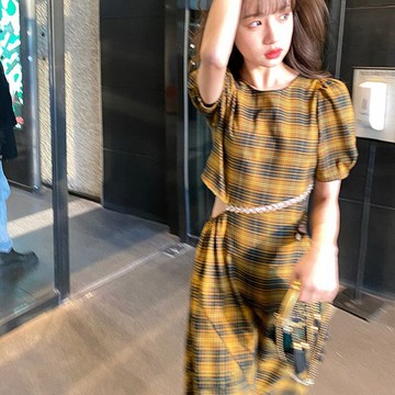 氣質高級設計感小眾心機露腰2022春夏新款女格紋連衣裙子酷拽甜辣