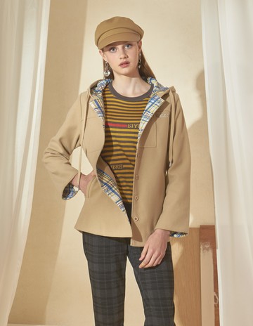 ★【喜芝梅】甜甜暖意 清新感字母剌繡排扣毛呢連帽外套(四色；M-3L) 225750119