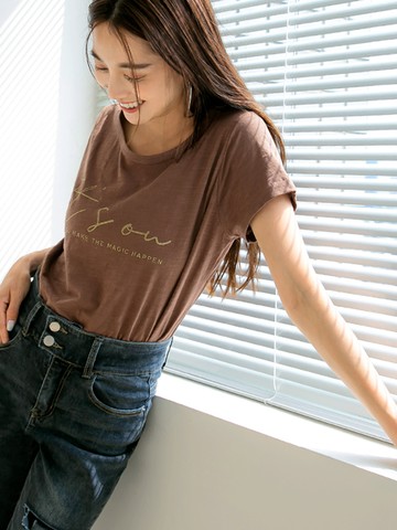 台灣製造。竹節棉亮粉英字短袖上衣