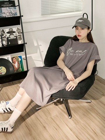 空氣棉立體串珠字母後開衩短袖洋裝