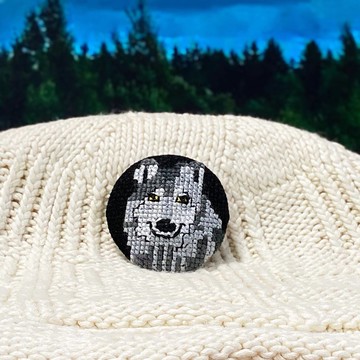 微笑的狼 十字繡胸針