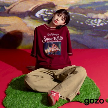 【gozo】迪士尼系列 Heigh-Ho小矮人抗菌寬鬆T恤(深紅_F) | 女裝 圓領 百搭