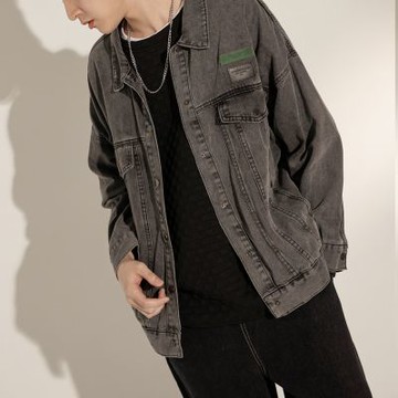 OB嚴選-男女共穿．金屬釦大口袋造型車標牛仔外套《EA3510-》