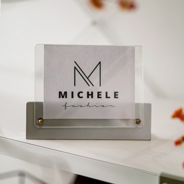 【客制化】展示牌 亞克力臺卡架展示牌 樹脂日曆立牌桌牌底座 辦公室臺卡簽桌面展示臺牌 酒店餐桌菜單價目看板價格牌展示牌