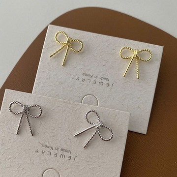 《Oni 歐妮》麻花蝴蝶結-耳針穿式耳釘925純銀針式耳環-1對入