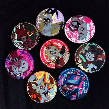 ✨臺灣出貨✨【瘋萌物語】地獄客棧阿拉斯託衕人週邊雙閃反光吧唧拍立得by懸刀