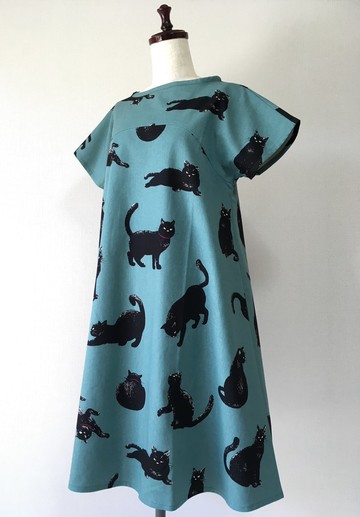 傲嬌黑貓連身裙 日本國產 純棉100% 有口袋 短袖 綠色