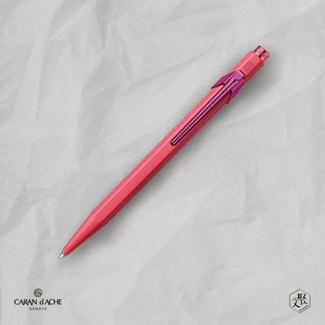 客製化刻字【CARAN dACHE 卡達】 - 849 Claim Your Style 原子筆 粉紅色(原廠正貨)
