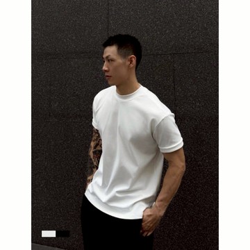 【1atm】離心-微領比例Tshirt 顯壯 修身 肌肉 健身 重訓 體態 彈力 素色 基本款 超好搭 微領設計 短袖