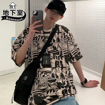 情侶短T恤 韓版滿版漫畫分鏡畫格印花寬鬆大尺碼5XL落肩學生休閒百搭五分袖短袖上衣【NL621306】