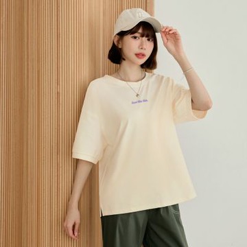 OB嚴選中大尺碼-撞色標語發泡印花寬鬆上衣《AB20631》