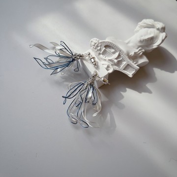 輕薄的假象 藍銀 自然捲捲樹脂耳環