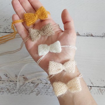 新生兒弓頭巾。手工編織的照片道具。