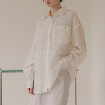 QUEENSHOP_ S 女裝 長袖 質感光澤單口袋透膚襯衫-杏 現+預 【01025520】