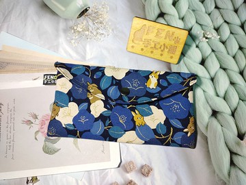 棉麻布料厚棉深藍底藍白花朵兔款布紅包袋-手作布紅包袋-存摺包