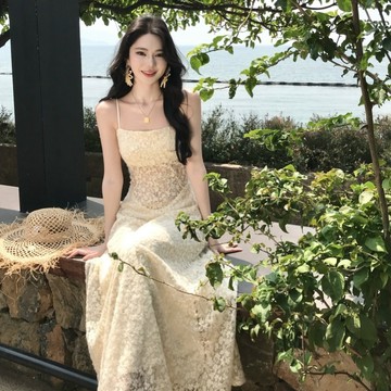 實拍 氛圍感溫柔風洋裝 奶油杏色洋裝 韓系修身連衣裙 腰部鏤空蕾絲洋裝 長裙 吊帶裙 海邊洋裝 婚禮洋裝 生日洋裝連身裙