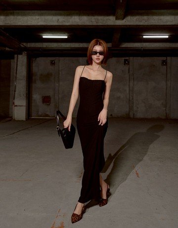 顏值放電中；立體紋細肩BraTop長洋裝 兩色