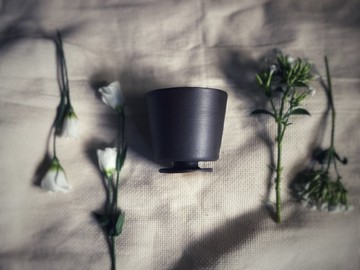 桌上的紅陶糖霜 / 自畫黑洞低腳杯